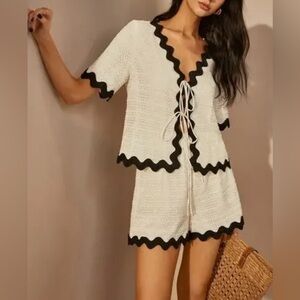 Commense Contrast Trim V-Neck Shorts Set